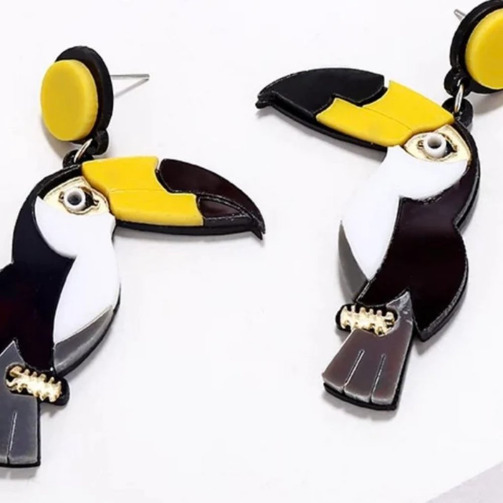 NEW Beautiful Black & Yellow Oversize TOUCAN Bird Stud Earrings BIRD FLY FLIGHT - Picture 7 of 7